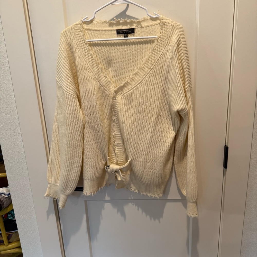 Blue Blush Ladies White Sweater, medium, acrylic, P2P 22”, neck to base 28”